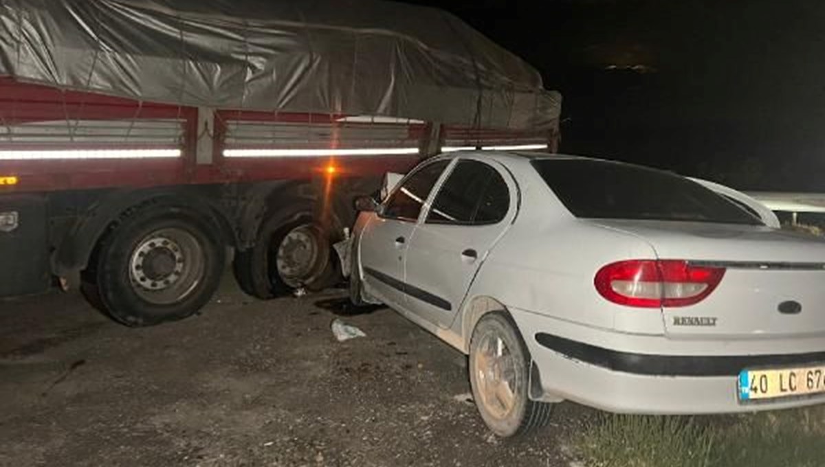 Polis memuru ve eşinin acı sonu: TIR'ın dorsesine çarptılar