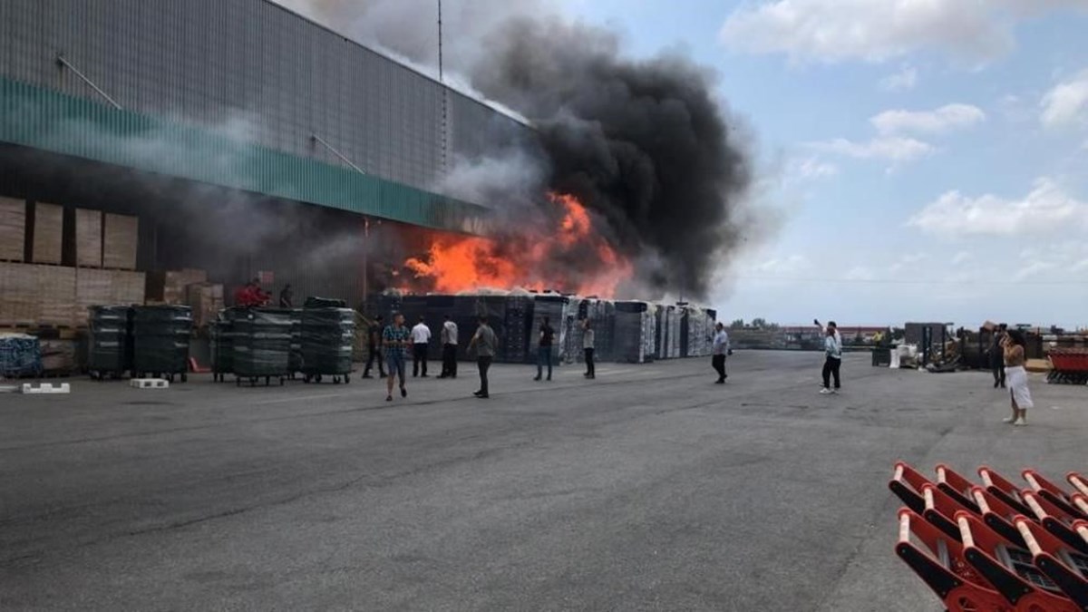 Çayırova’da market deposunda yangın