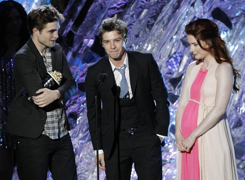 Movie awards 2011. Emma watson and robert pattinson. Movie awards 2011. Кристен стюарт mtv movie awards. Гослинг и эванс.