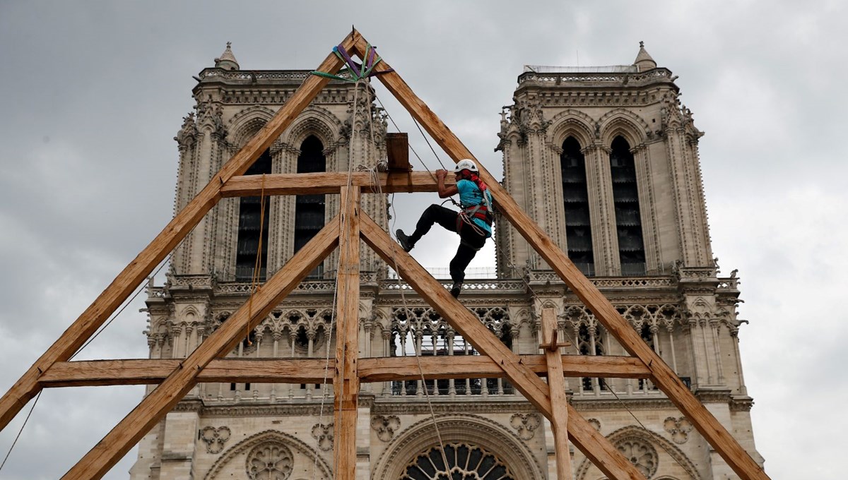 Yangından kurtulan 850 yıllık Notre-Dame yeniden açılıyor: Ortaçağ'dan kalma bina neden bu kadar önemli?