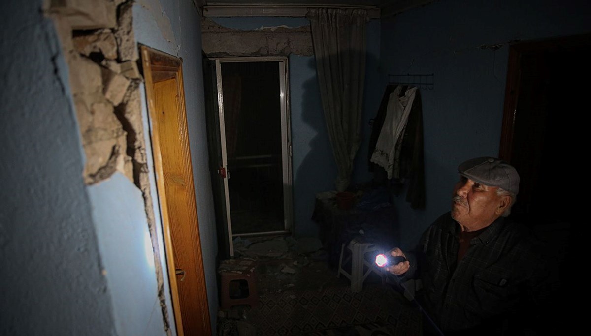 Köy evlerinde derin çatlaklar oluştu