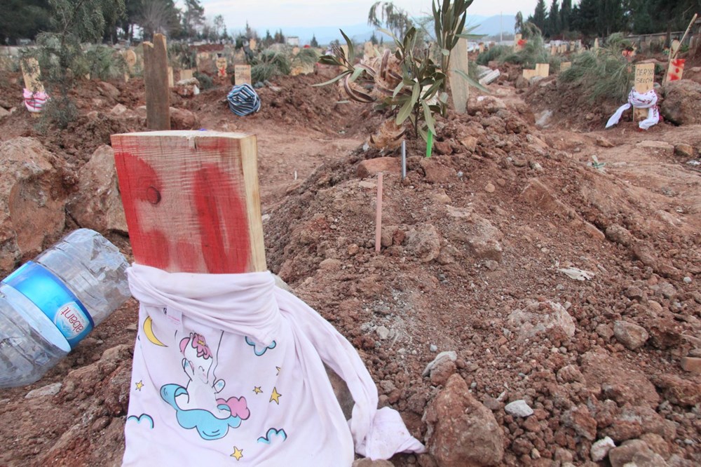 Depremde ölenlerin yarım kalan hikayeleri mezarlara yansıdı - 12