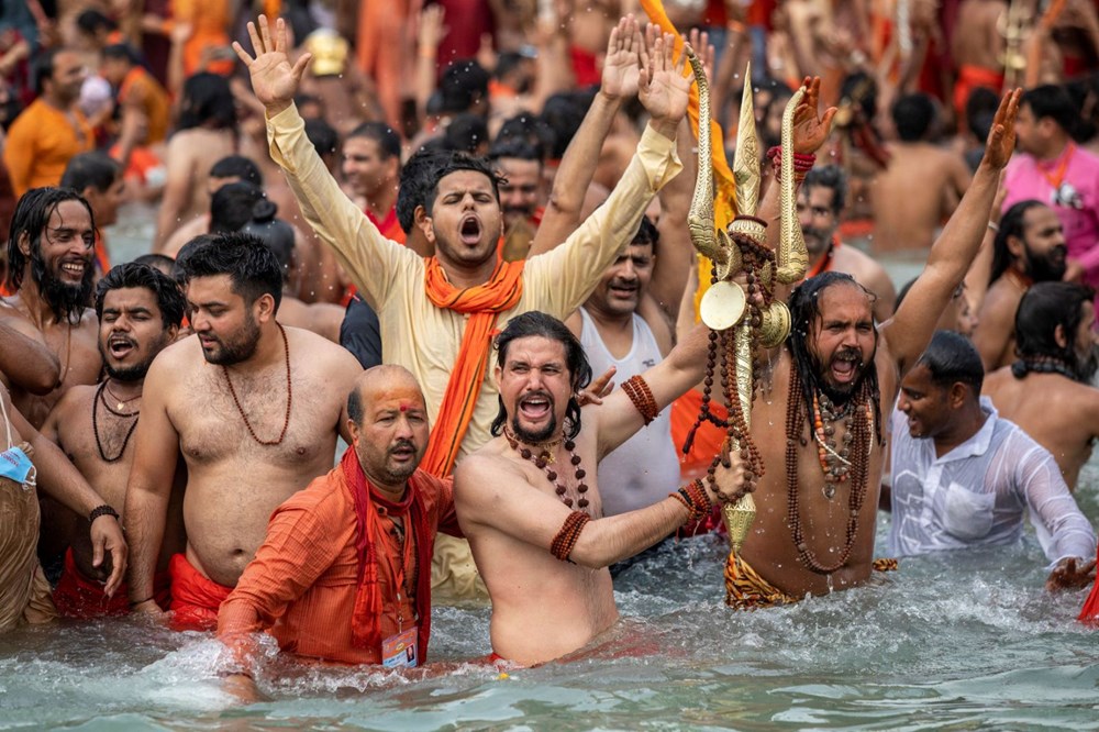 Hacılar Ganj Nehri'nde yıkandı: Hindistan'da günlük vaka sayısı rekor kırdı - 3