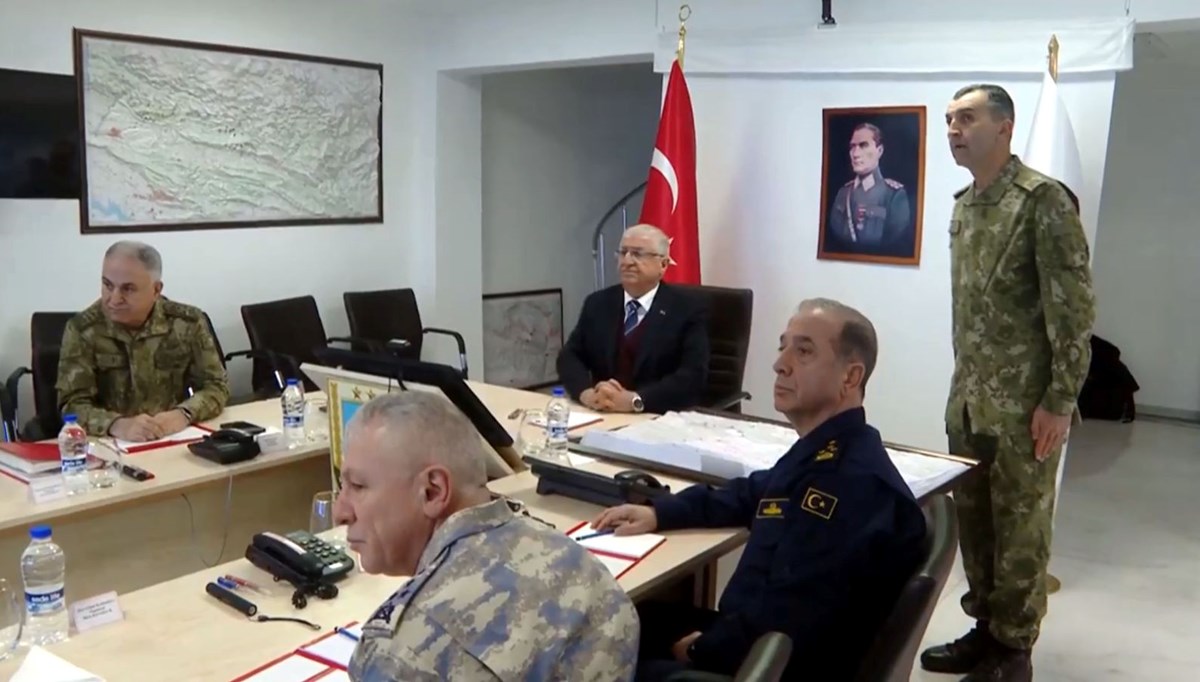 Bakan Güler ve komutanlar sınırda Bakan Güler ve komutanlar sınırda