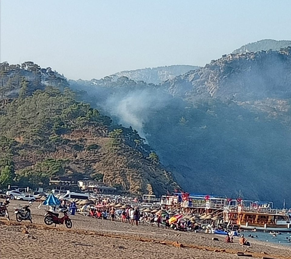 Antalya'da Adrasan Sahili'ne yakın bölgede orman yangını - 1