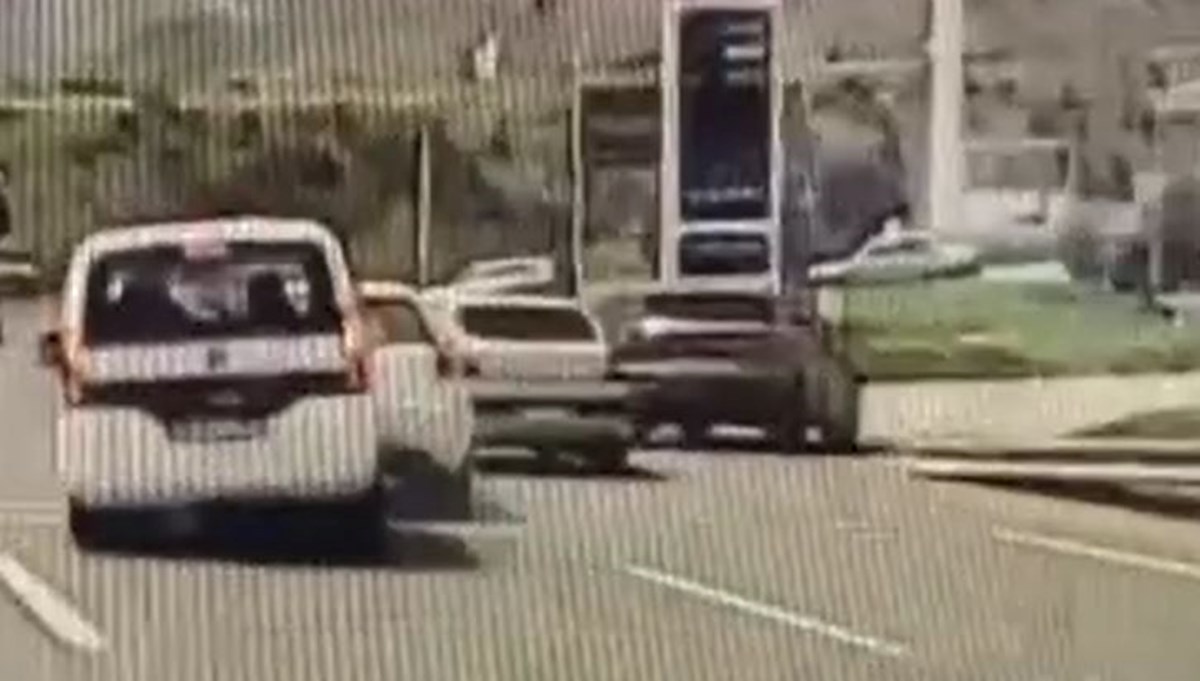 Akaryakıt istasyona girmek isteyen 4 araç birbirine girdi