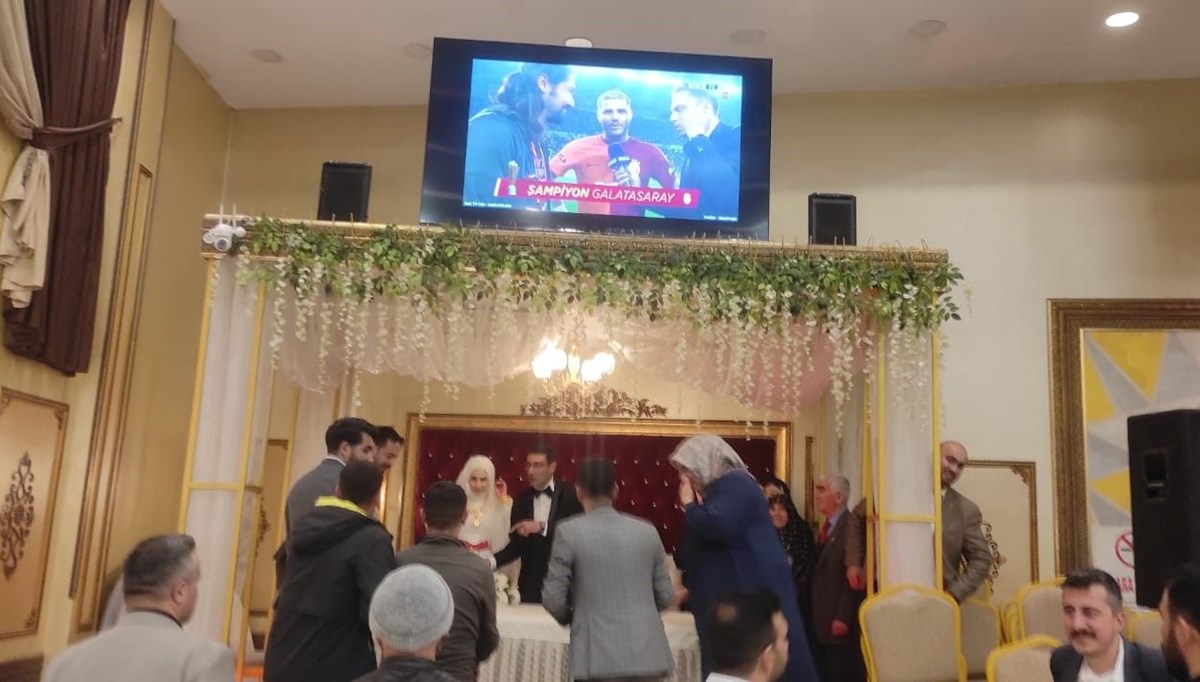 Ağrı'da düğün töreninde şampiyonluk coşkusu Ağrı'da düğün töreninde şampiyonluk coşkusu