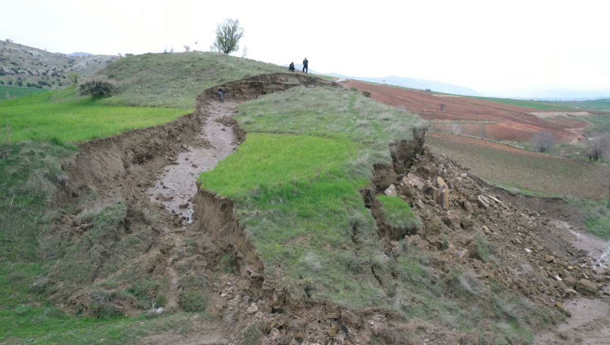 Adıyaman'da deprem tepelik alanı ikiye böldü