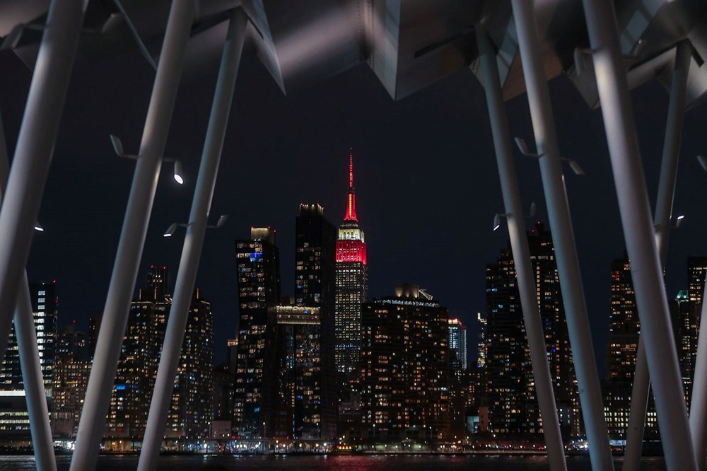 Empire State binası depremzedeler için kırmızı beyaz renklerle ışıklandırıldı - 5