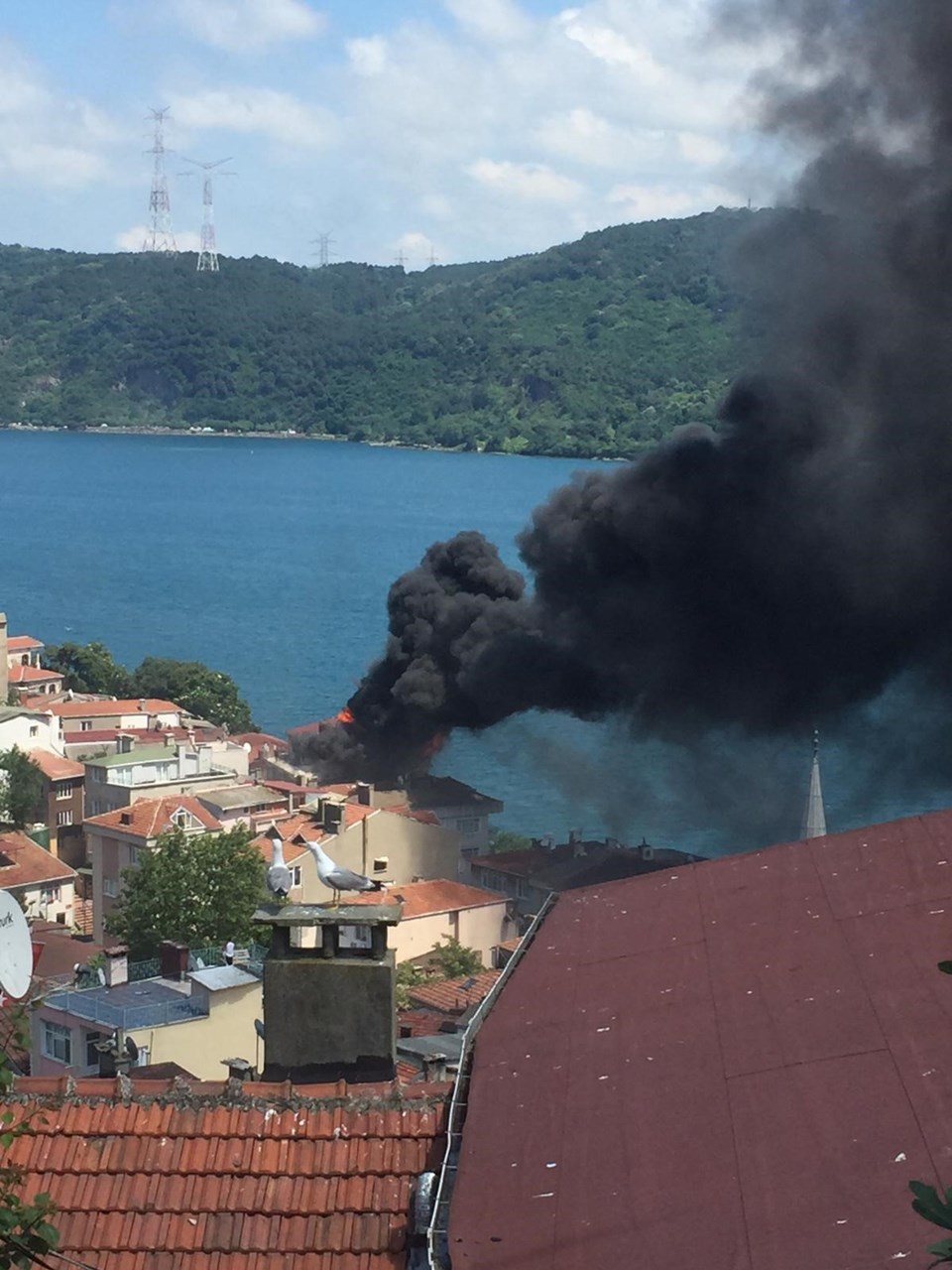İstanbul Sarıyer'de korkutan yangın - 1