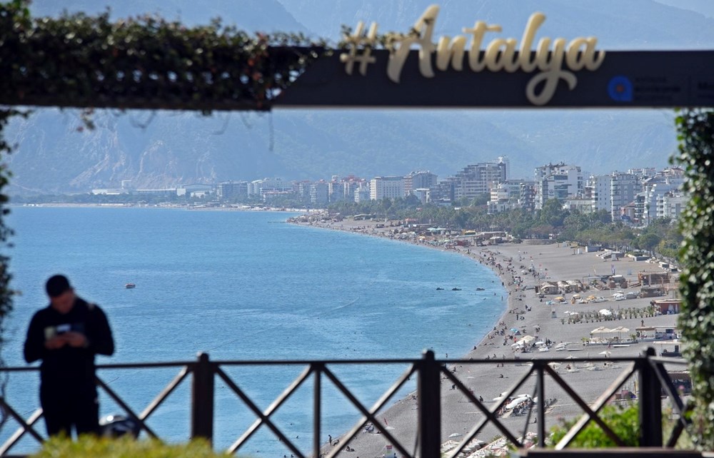 Hava sıcaklığı 32 dereceyi gösterdi: Ekim ayında güneş altında denizin keyfini çıkardılar - 3