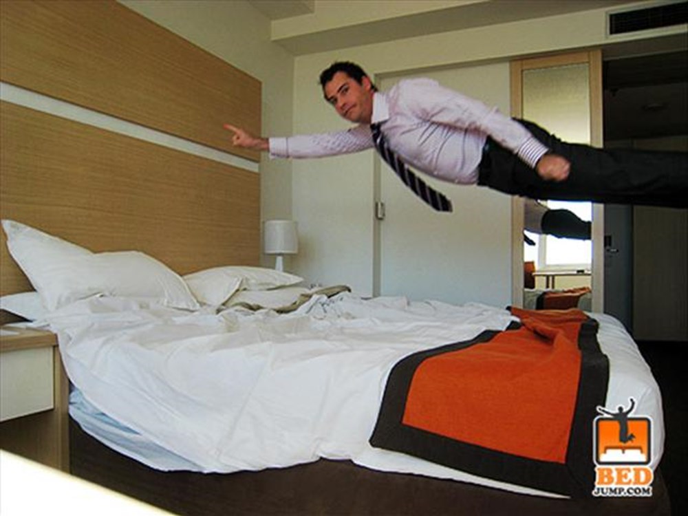 Tom go to bed. Человек прыгает на кровати. Прыжки на кровати. Прикольные кровати. Прыжок на кровать в отеле.