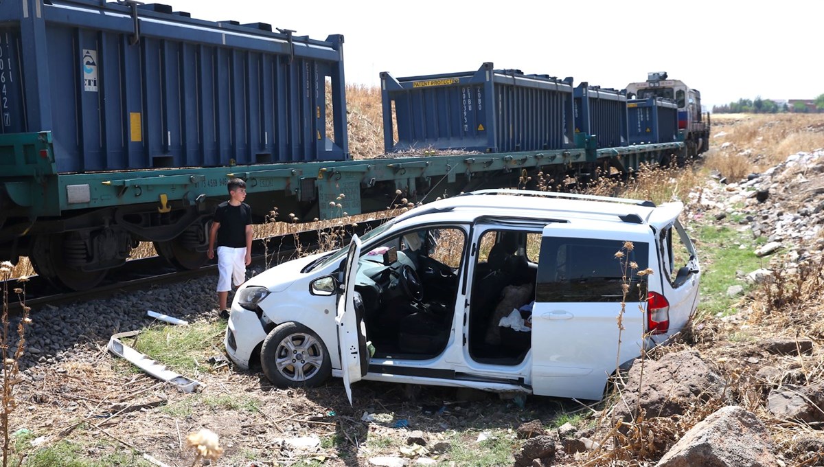 Yük treninin çarptığı araç 60 metre sürüklendi: Yaralılar var Yük treninin çarptığı araç 60 metre sürüklendi: Yaralılar var