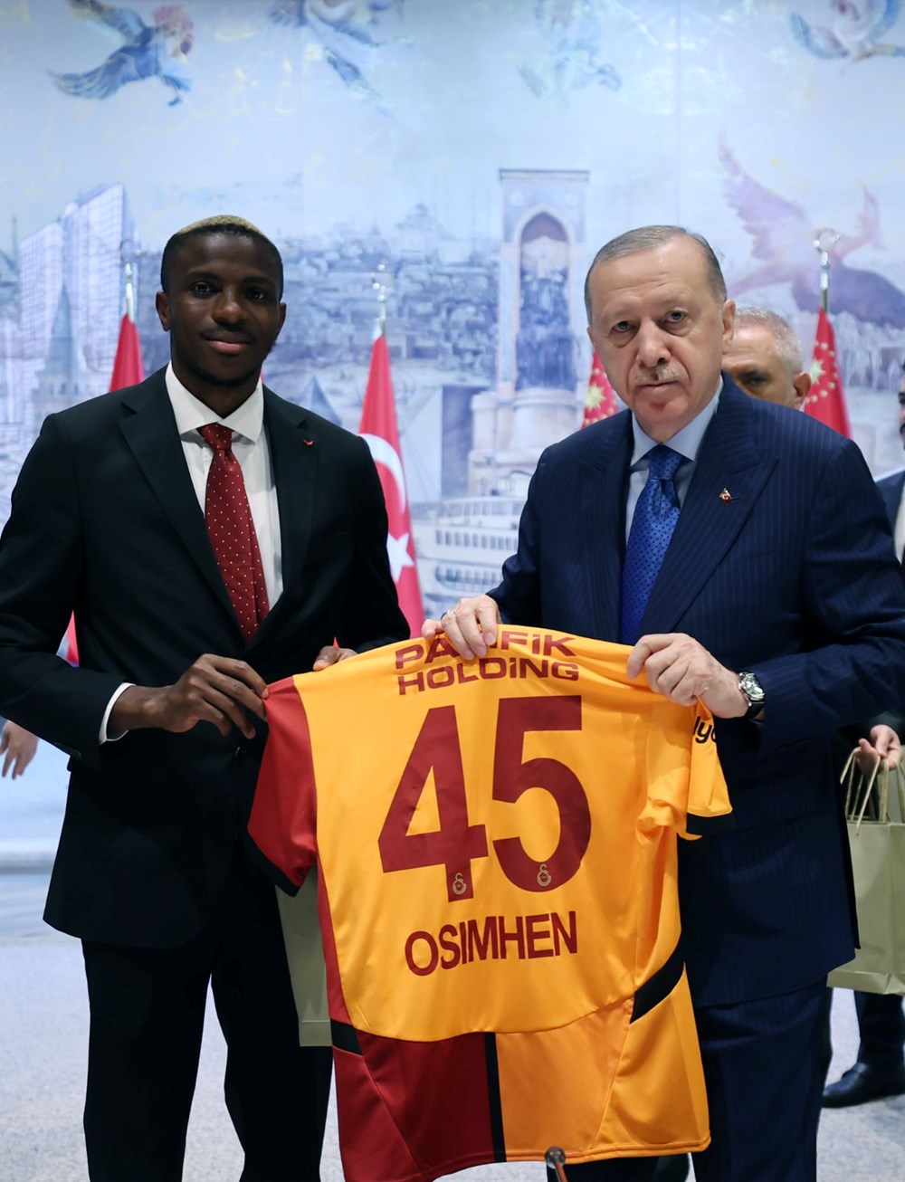 Erdoğan, şampiyon Galatasaray'ı kabul etti: Osimhen ve Muslera'dan hediye 5 Cumhurbaşkanı Erdoğan, şampiyon Galatasaray'ı kabul etti: Osimhen ve Muslera'dan hediye - 5