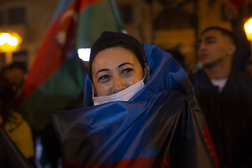 Azerbaycanlılar, Dağlık Karabağ'da varılan anlaşmayı coşkuyla kutluyor - 5