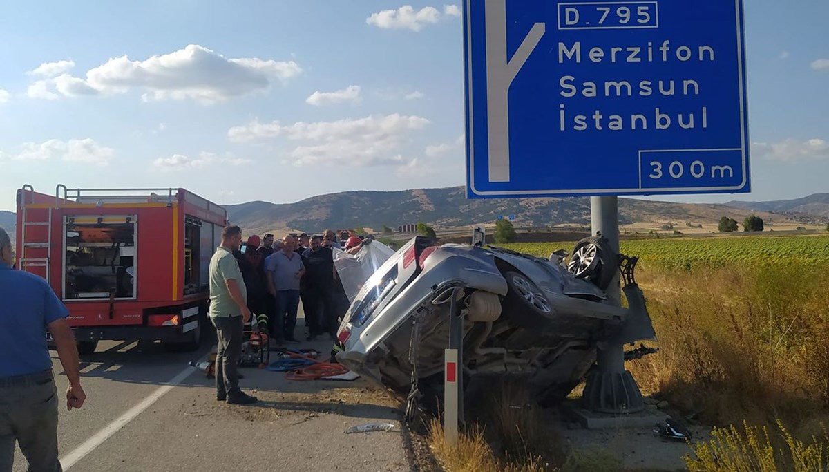 Çarptığı yön levhasında asılı kaldı
