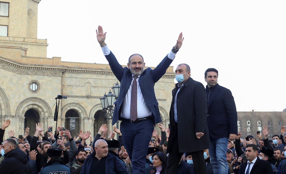 Ermenistan'da darbe girişimi: Paşinyan destekçileri ve karşıtları meydanlara çıktı - 4