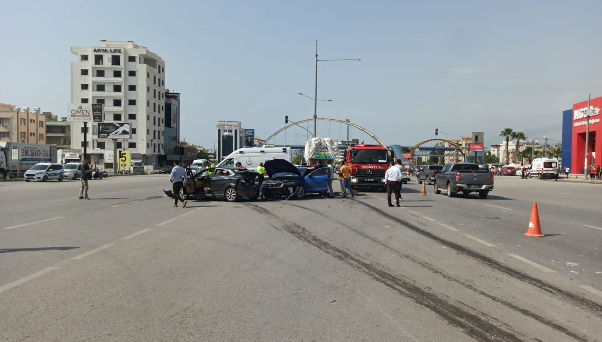 Freni patlayan kamyon 3 araca çarptı: 13 yaralı Freni patlayan kamyon 3 araca çarptı: 13 yaralı