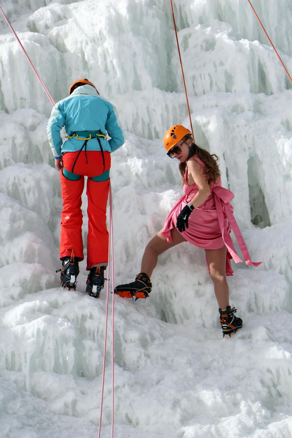 Rus turist Palandöken'de en sevdiği elbisesiyle buz dağına tırmandı - 2