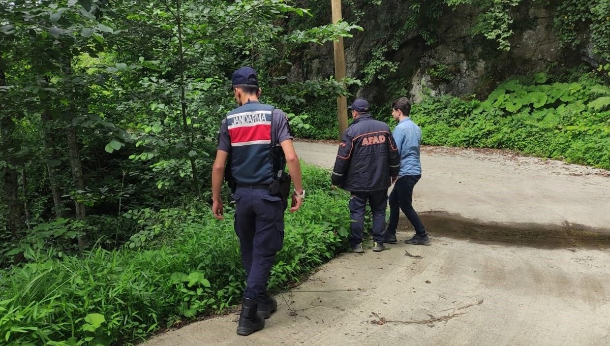 Artvin'de yamaçtan yuvarladığı çay bohçasının peşinden giden kişi kayboldu