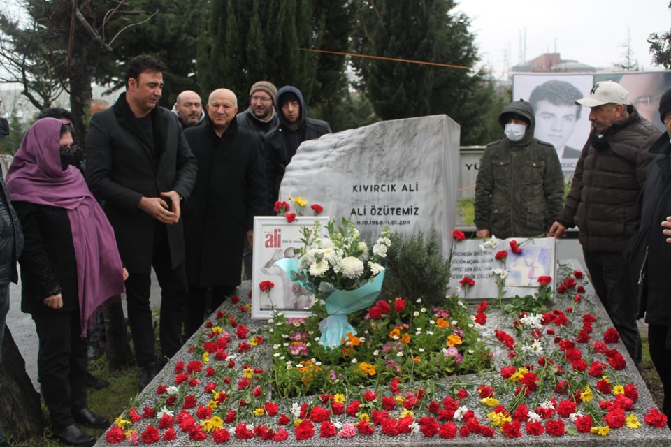 Kıvırcık Ali mezarı başında anıldı: Bedenen aramızdan ayrılsa da ölümsüzdür - 1
