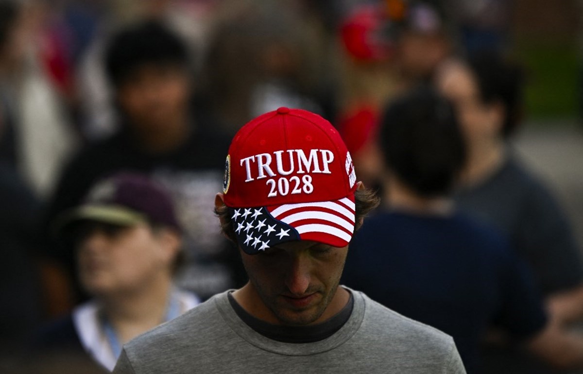 Trump destekçileri, üçüncü dönem adaylığını destekleyen giysi ve aksesuarlarla etkinliklere katılıyor.