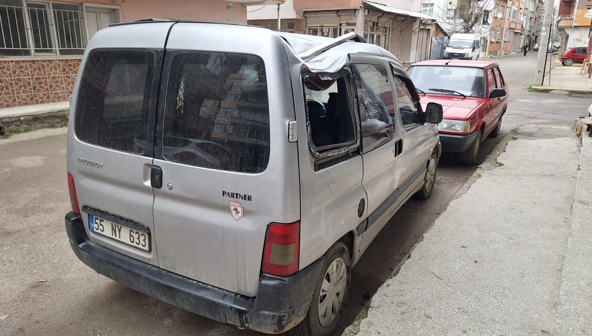 Samsun'da binanın 5'inci katından aracın üstüne düşen kişi ağır yaralandı Samsun'da binanın 5'inci katından aracın üstüne düşen kişi ağır yaralandı