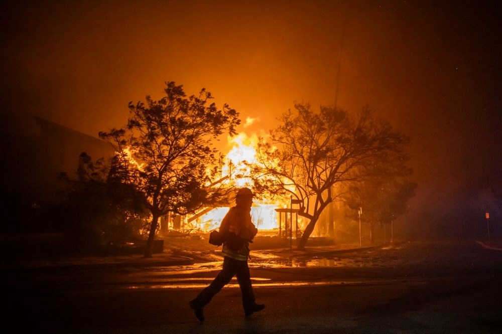 Los Angeles tarihinin en büyük yangını: "Durum gittikçe kötüleşiyor" - 6