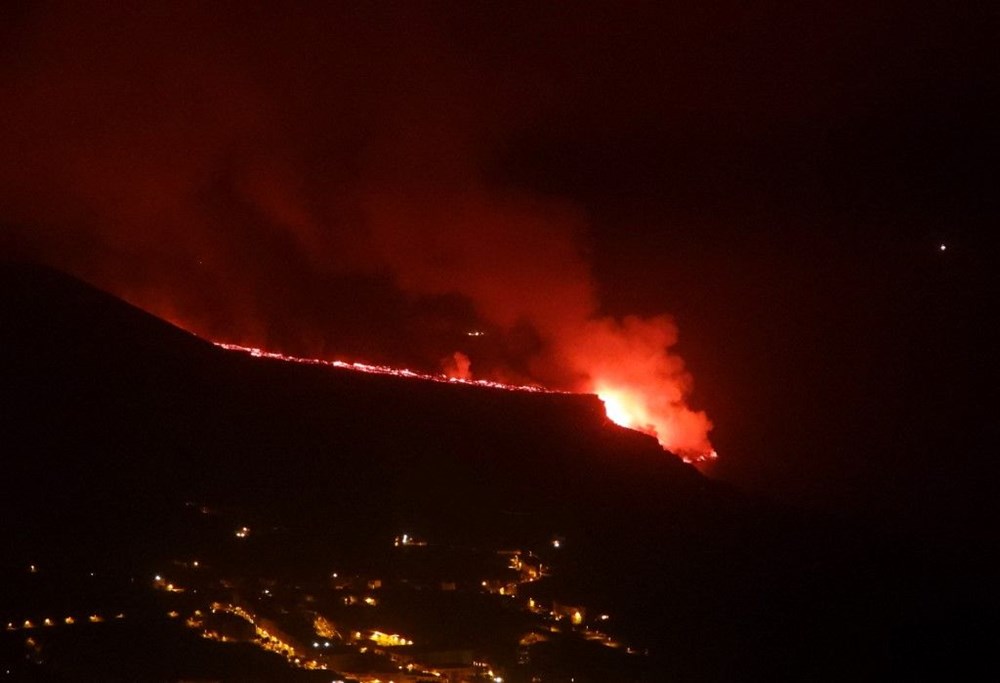 La Palma'da mücadele sürüyor: Yanardağdan fışkıran lav, adanın yüzeyini genişletti - 2