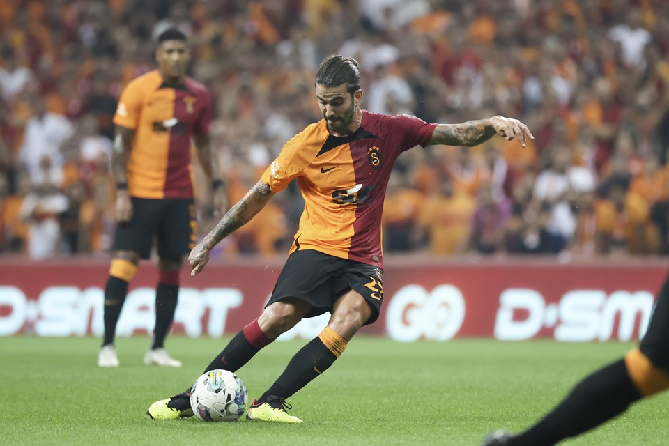 Galatasaray'ın yeni transferi Sergio Oliveira, kullandığı frikikte gole çok yaklaştı.