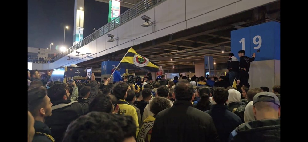 Fenerbahçe kafilesi İstanbul'da: Taraftarlar havalimanına akın etti - 10