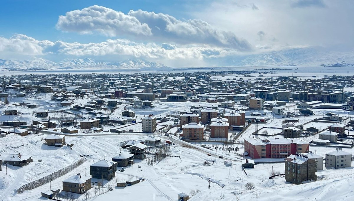 Hakkari'de yüzlerce yerleşim yeri kardan kapandı