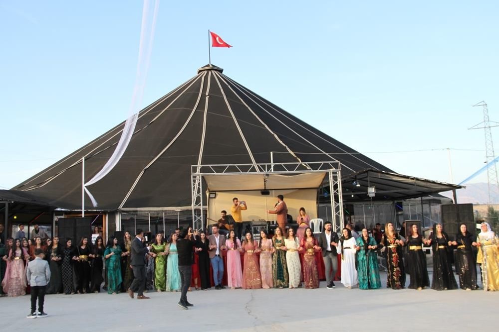 Aşiret düğününde gelinle damada 1 kilo altın - 6