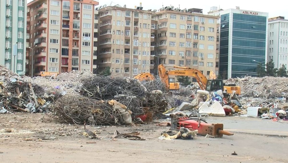 Galeria Sitesi'nin enkazını kaldırma çalışması başladı Galeria Sitesi'nin enkazını kaldırma çalışması başladı