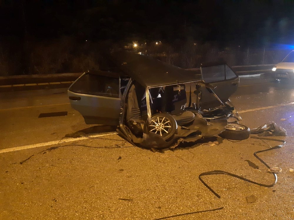 Ankara'da feci kaza: Araç ikiye bölündü - 2