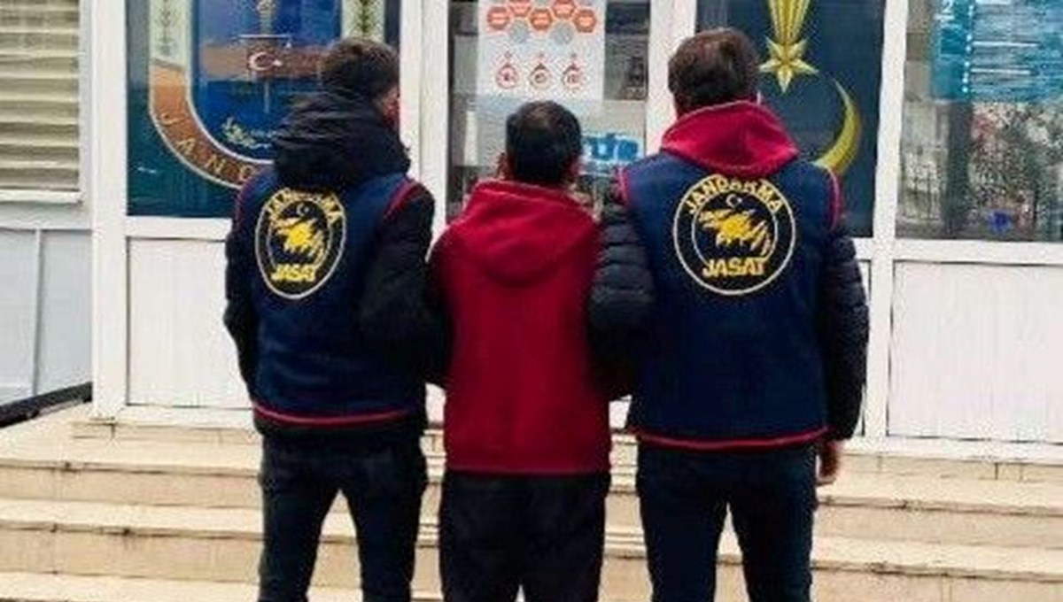 9 yıl hapis cezası ile aranan firari hükümlü saklandığı evde yakalandı 9 yıl hapis cezası ile aranan firari hükümlü saklandığı evde yakalandı
