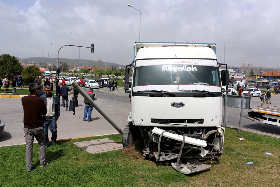 Antalya'da freni patlayan kamyon kırmızı ışıkta bekleyen 11 araca çarptı - 1