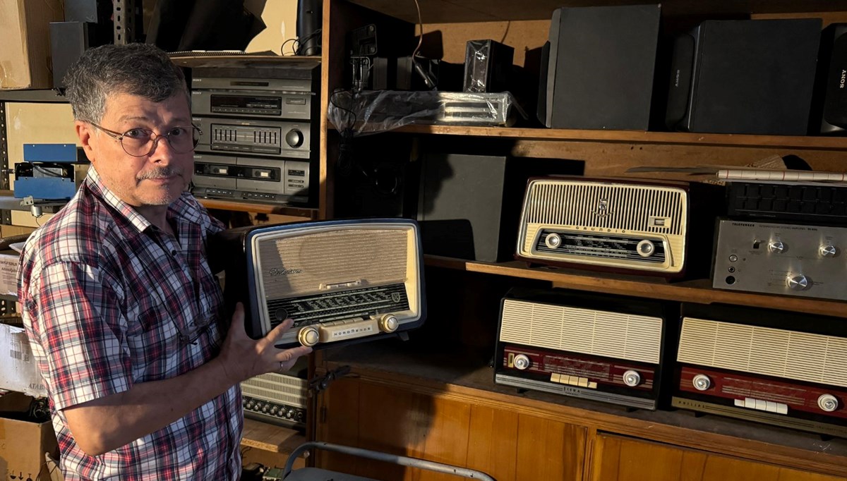 Çırak olarak başladığı mesleğini 55 yıldır sürdürüyor: Radyolara yeniden ses veriyor