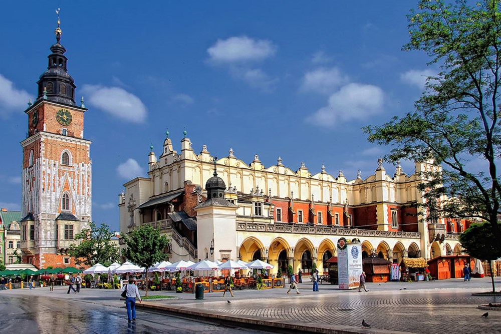 Рыночная площадь краков. Рыночная площадь. Перенес столицу польского государства в краков кто. Польша. Краков польша фото города.