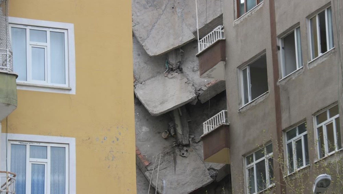 Diyarbakır'da ağır hasarlı binada çökme Diyarbakır'da ağır hasarlı binada çökme
