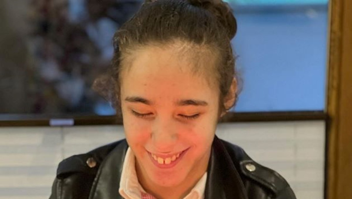 Ceyda Düvenci'nin kızı Melisa Akgün söylediği şarkıyla beğeni topladı