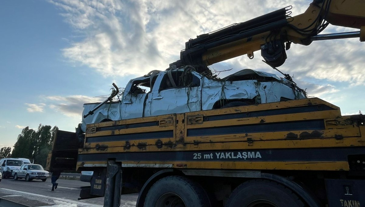 Milletvekilinin otomobilinin de karıştığı kazada iki araç dereye uçtu: 1 ölü, 4 yaralı Milletvekilinin otomobilinin de karıştığı kazada iki araç dereye uçtu: 1 ölü, 4 yaralı