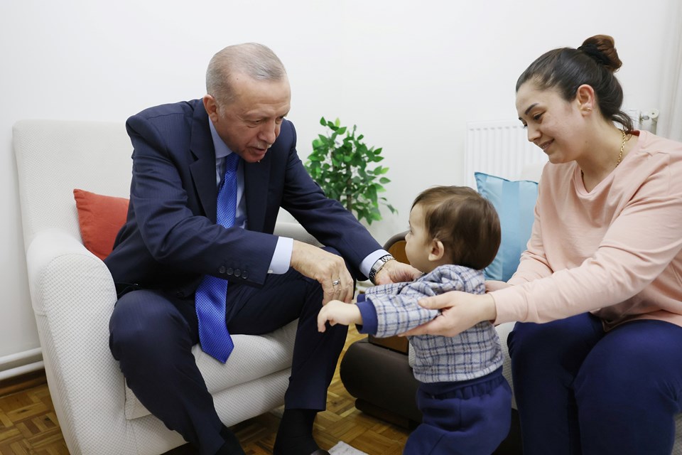 Cumhurbaşkanı Erdoğan'dan depremzede aileye ziyaret - 2