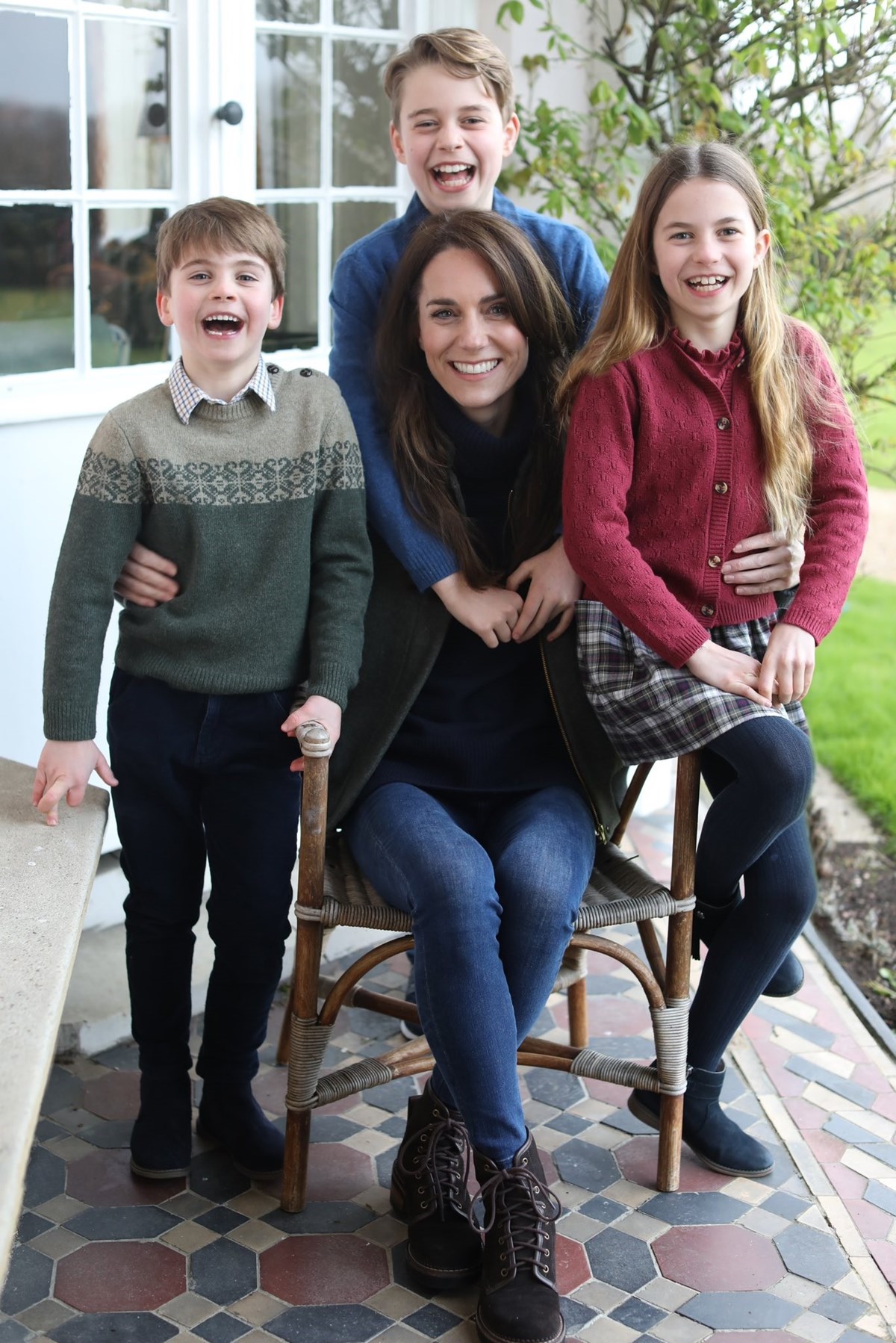 Kate Middleton ve çocukları, ameliyattan 2 ay sonra paylaşılan ilk fotoğraf. Kate Middleton ve çocukları, ameliyattan 2 ay sonra paylaşılan ilk fotoğraf.