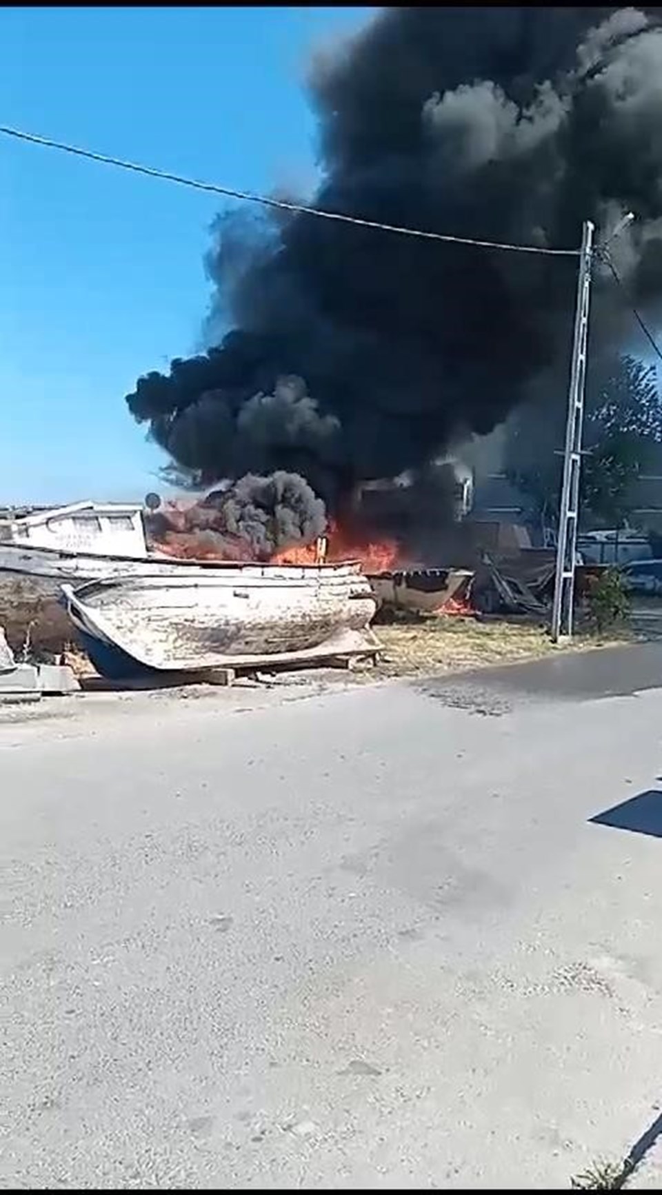 Küçükçekmece'de 5 tekne yandı - 1