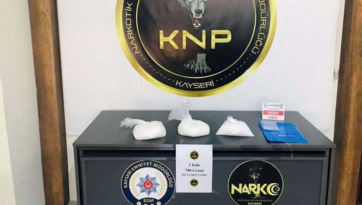 Kayseri polisinden uyuşturucuya geçit yok: Şüpheli araçtan 2 kilo 700 gram uyuşturucu çıktı Kayseri polisinden uyuşturucuya geçit yok: Şüpheli araçtan 2 kilo 700 gram uyuşturucu çıktı