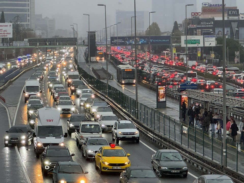 İstanbul'un üzerine trafik kâbusu çöktü! - 1