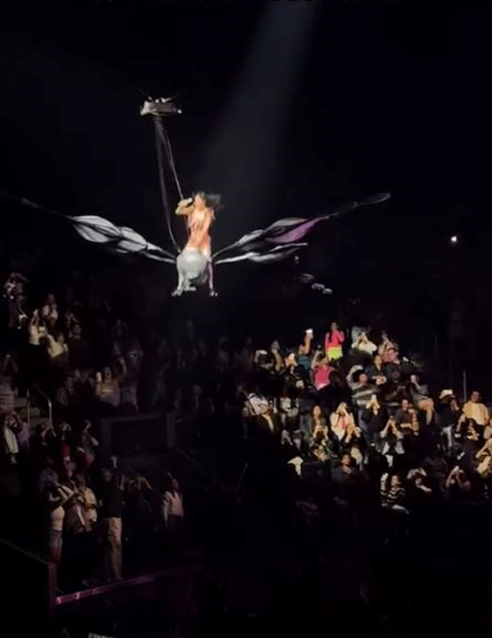 Katy Perry konserinde korkutan anlar: Düşme tehlikesi atlattı - 3