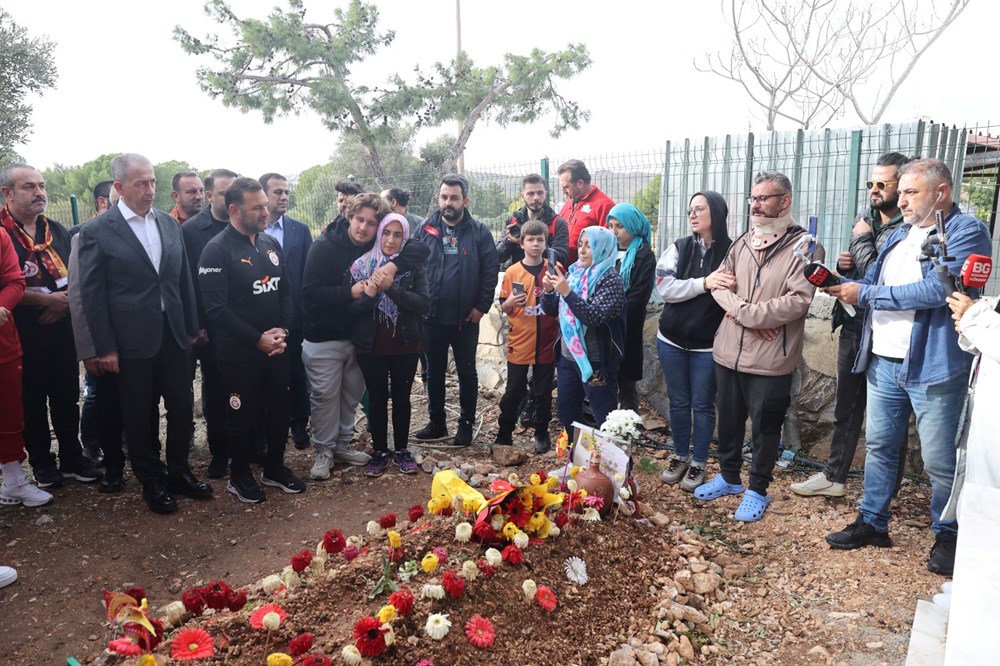 Galatasaray'dan Yiğit Kurt'un mezarına ziyaret 3 Galatasaray'dan Yiğit Kurt'un mezarına ziyaret - 3