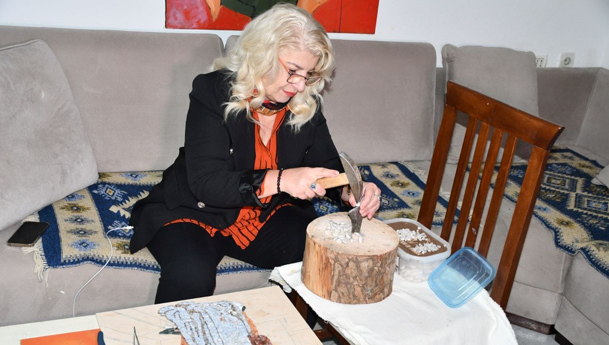 Sahilden toplayıp sanat eseri haline getiriyor... Taşı konuşturan kadın! Sahilden toplayıp sanat eseri haline getiriyor... Taşı konuşturan kadın!